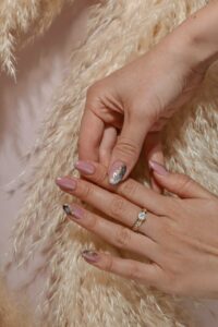 Read more about the article How to Match Your Nails with Your Outfit